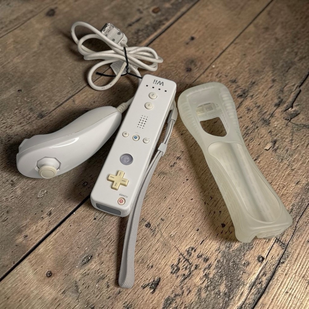 OEM Nintendo Wii Video Game Remote Controller White Nunchuck Sleeve RVL-003 Test